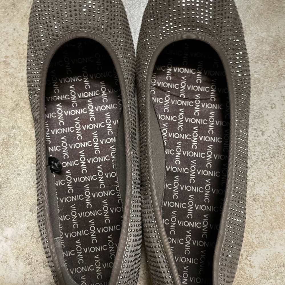 Womens taupe Vionic Spark Willow. Suede upper studded flats, size 7.5.